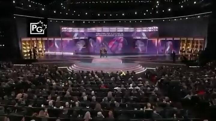 Gael Garcia Bernal Y Diego Luna Hablan En Español En Los Emmy 2024