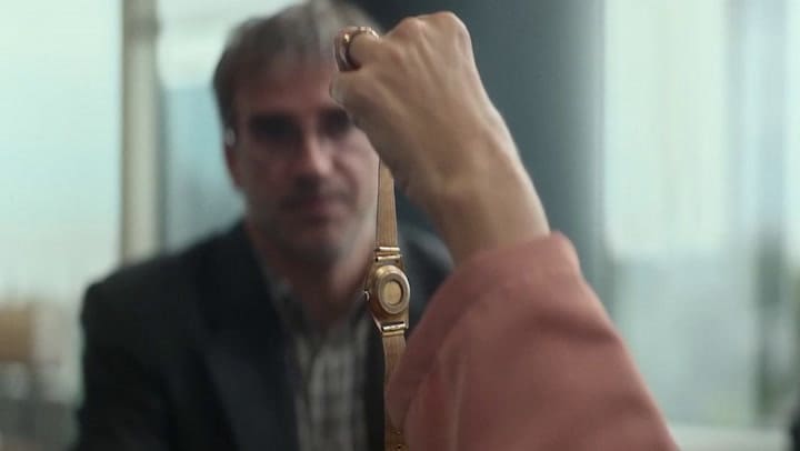 Una de las hijas de la protagonista cuestiona el manejo del dinero de su madre