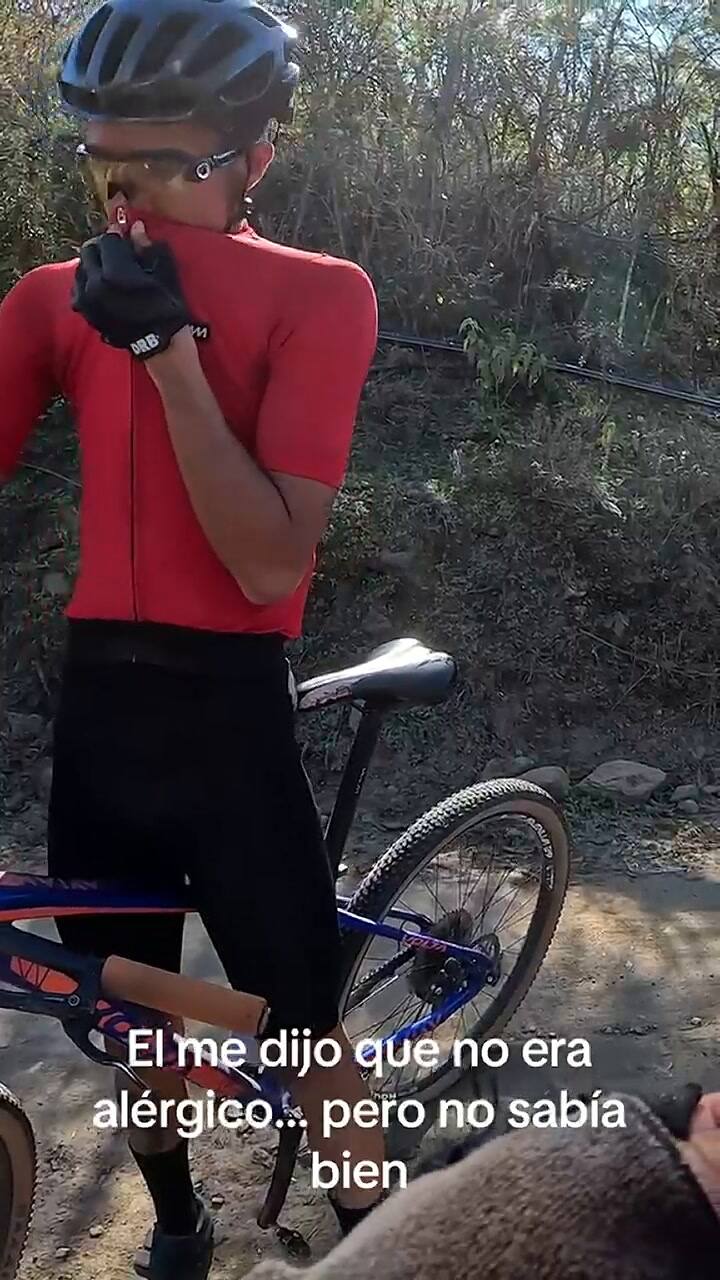 Un ciclista participaba de una carrera cuando una abeja le picó la lengua y la reacción de su compañ