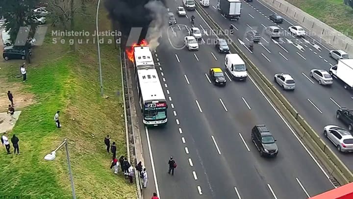 Impresionante incendio de un colectivo que circulaba por General Paz