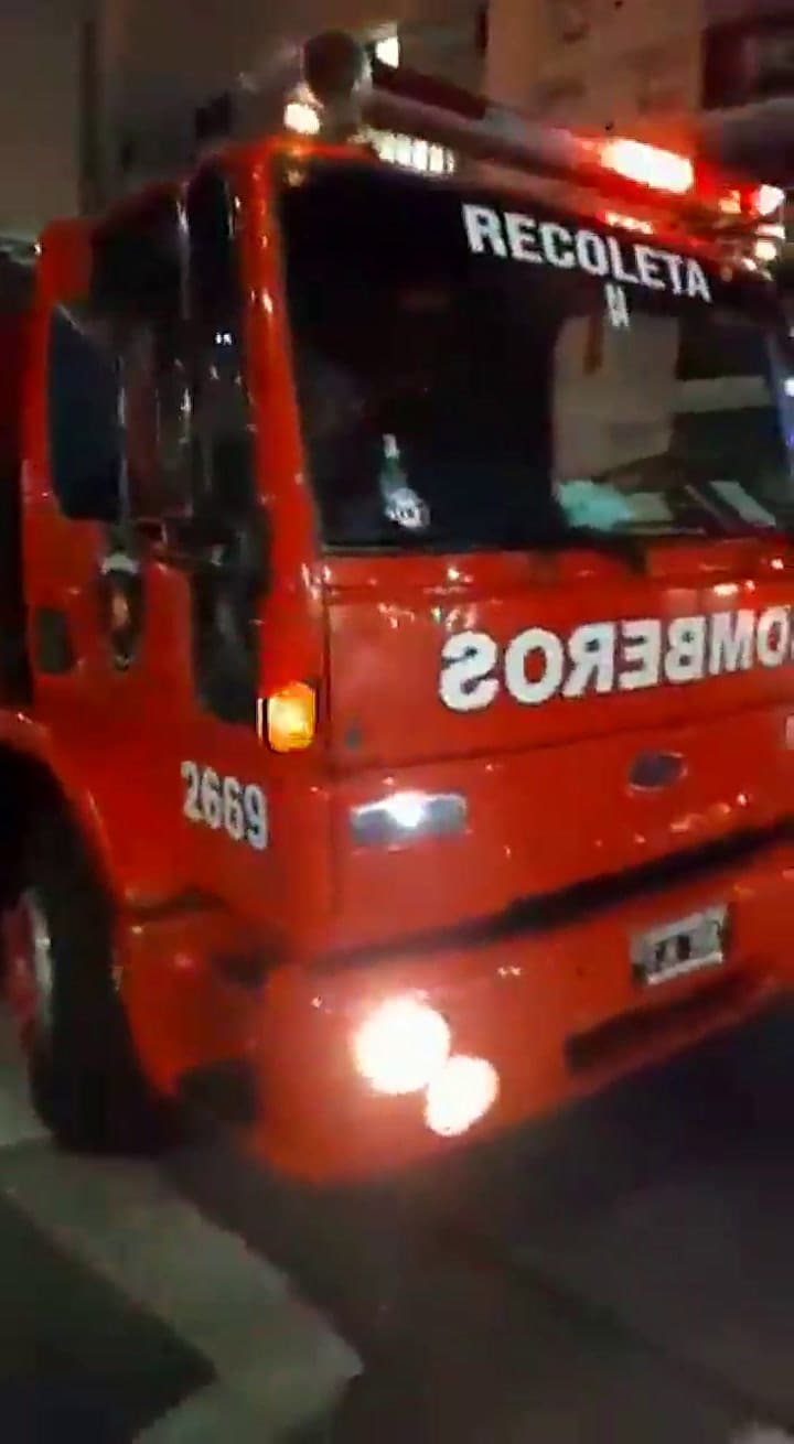 Los videos del incendio que se desató esta madrugada en un edificio de Recoleta