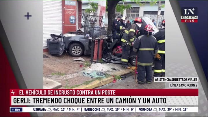 Un camión recolector chocó a un auto que terminó estampado en un poste de la luz