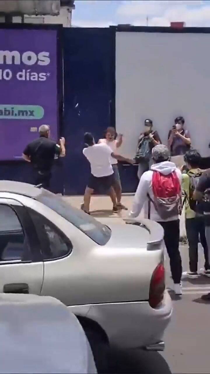 Maestro se pelea a golpes con un alumno en medio de una pelea callejera