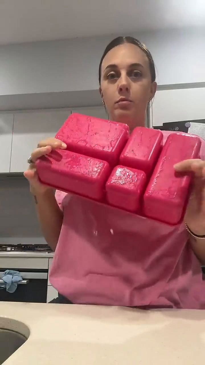 La mujer mostró la humedad desagradable que encontró en la vianda escolar de su hija