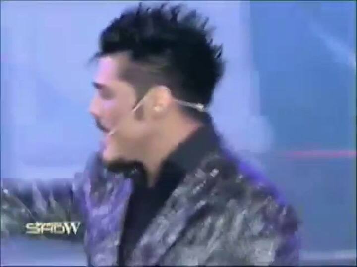 El polémico beso entre Fort y su bailarín (YouTube/valkiry99)