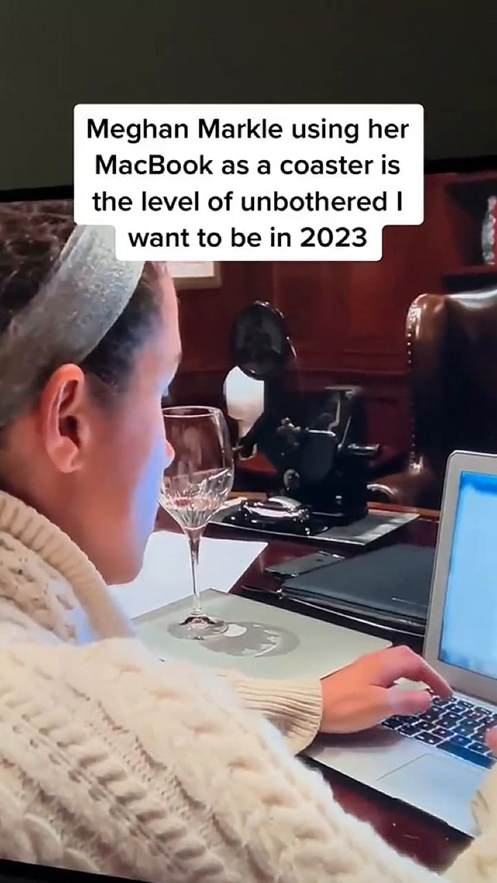 Meghan Markle usó una computadora como posavasos y generó enojo en redes sociales