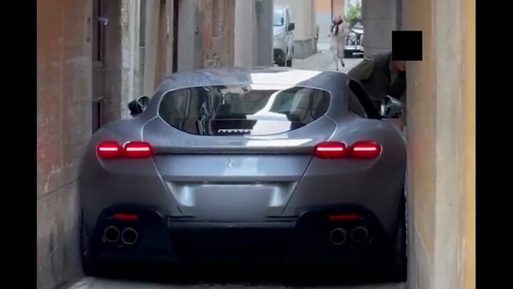 Italia: quiso pasar su Ferrari por una calle angosta y quedó atrapado