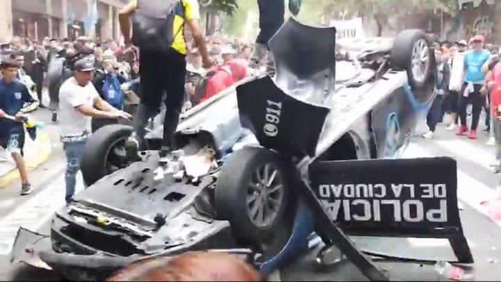 Varias personas se encargaron de romper y quemar el vehículo