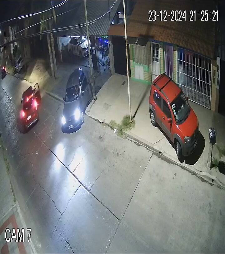 Dos delincuentes armados Intentaron robarle el auto a un hombre estacionado