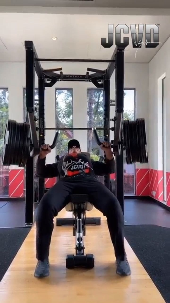 Jean-Claude Van Damme mostró su rutina de ejercico