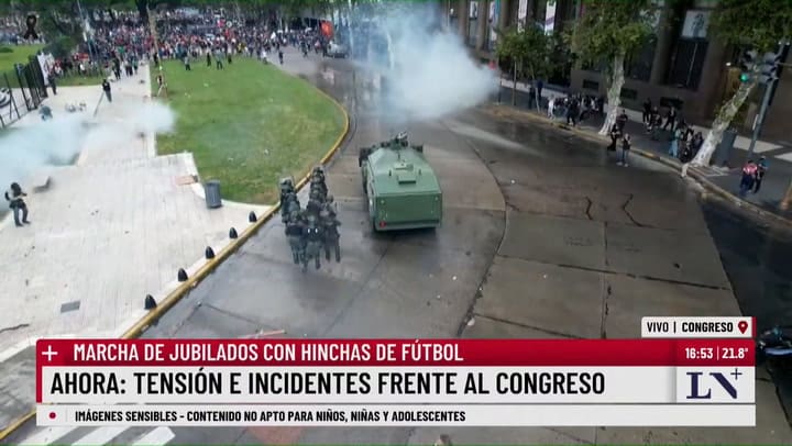 Marcha de jubilados se llevan a otra detenida