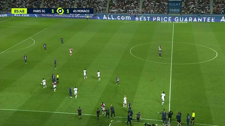 Lionel Messi hizo un llamativo gesto cuando lo sacó el técnico del PSG