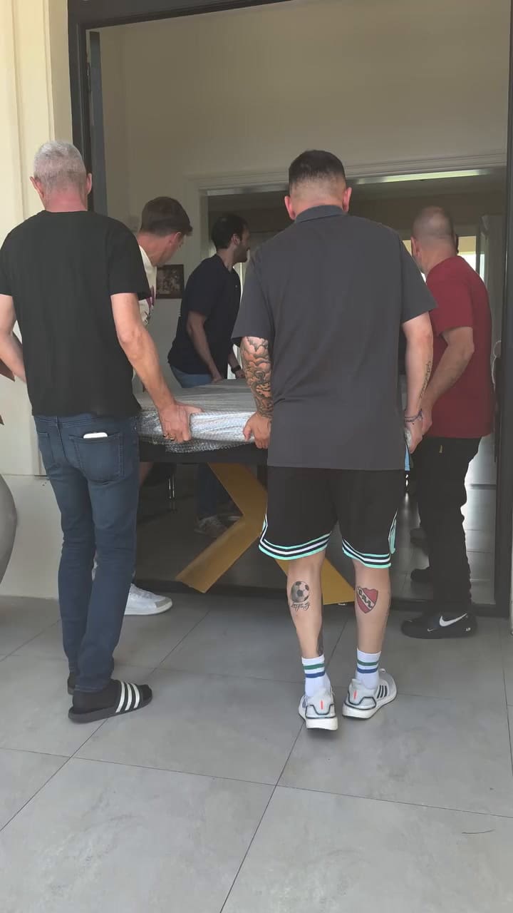 La particular mesa que recibió Tapia con un homenaje a la Selección