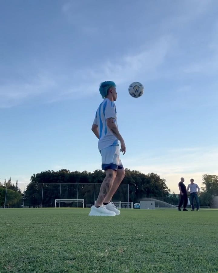 Luck Ra haciendo jueguitos con la pelota