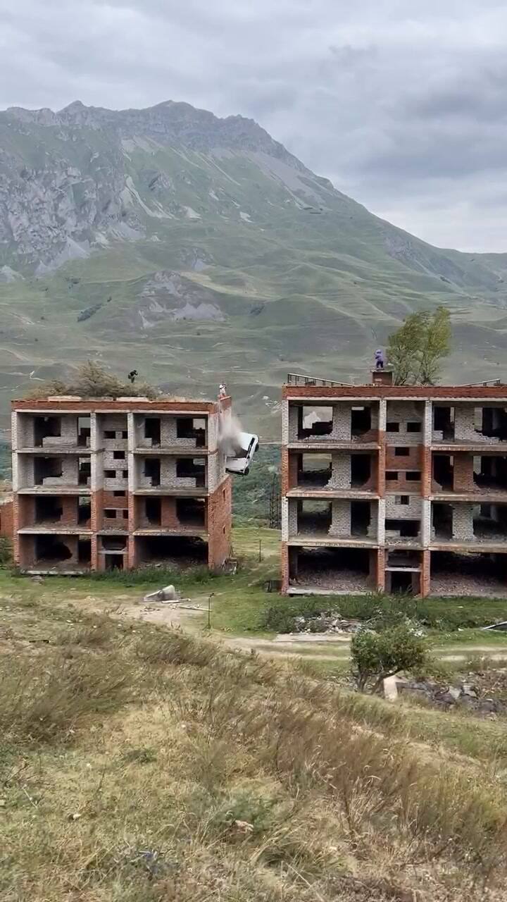 Rusia: un hombre quiso cruzar de un edificio a otro con su auto y cayó de una altura de 15 metros