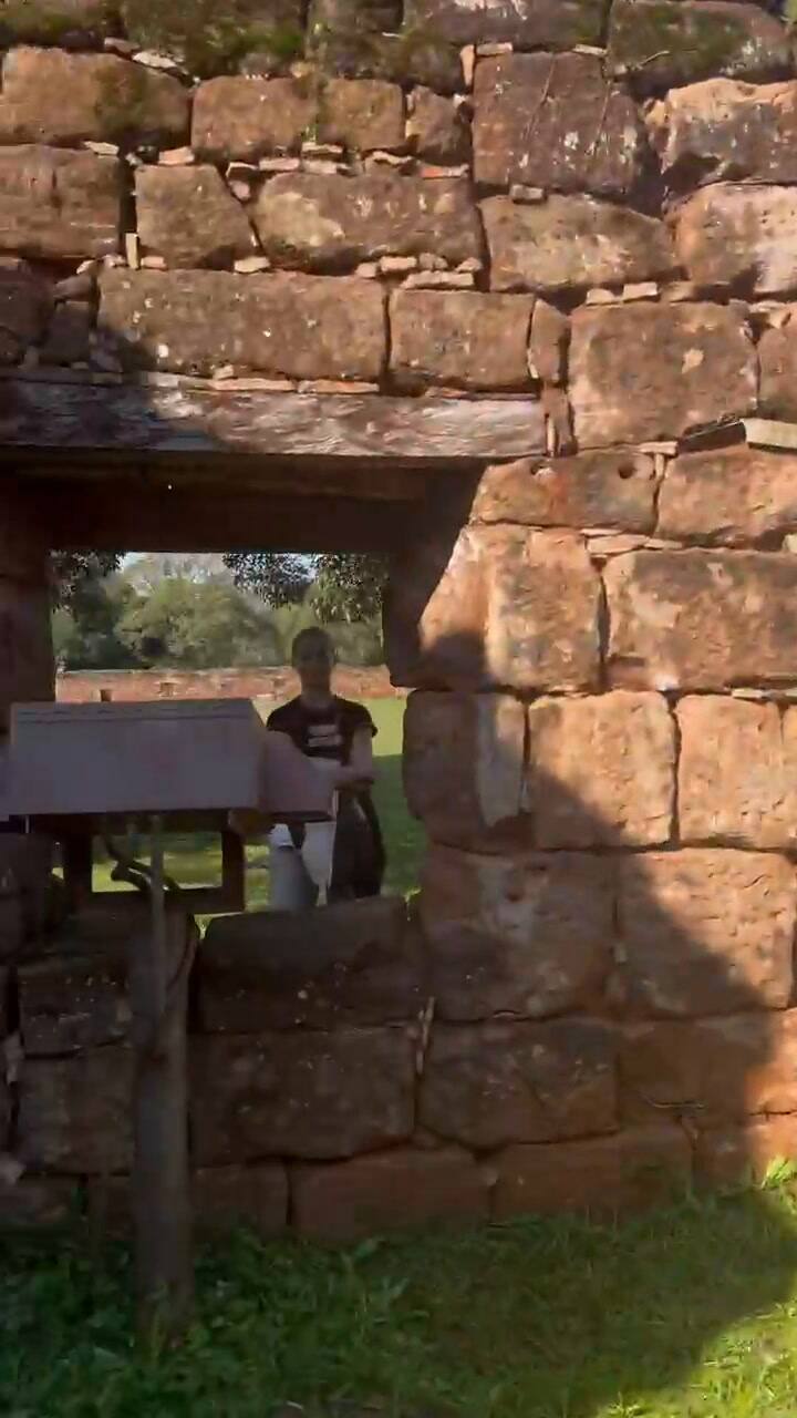 Nicole Neumann disfrutando de las Ruinas de San Miguel junto a sus hijas