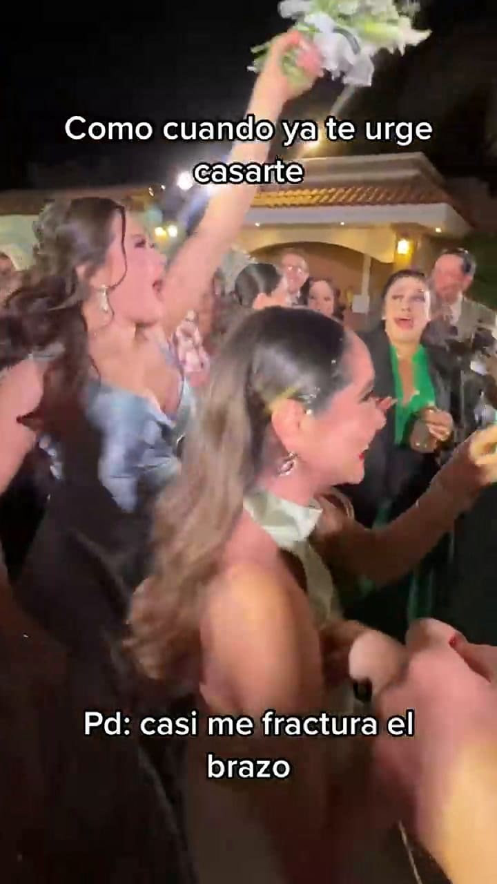 Vio el ramo de flores y se abalanzó contra una invitada