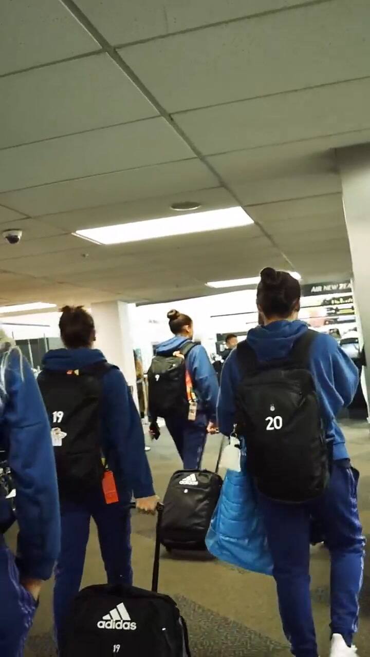 La llegada del seleccionado argentino a Dunedin, Nueva Zelanda. Video: @FemeninoAFA