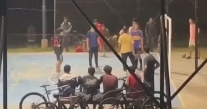 Una pelea se desató después de un partido de fútbol infantil y un padre le disparó a otro