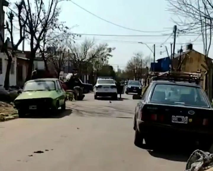 Así se pegaron un hombre y la Policía en Hurlingham