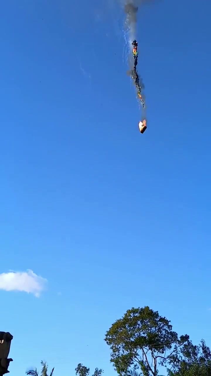 El momento de la caída del globo aerostático
