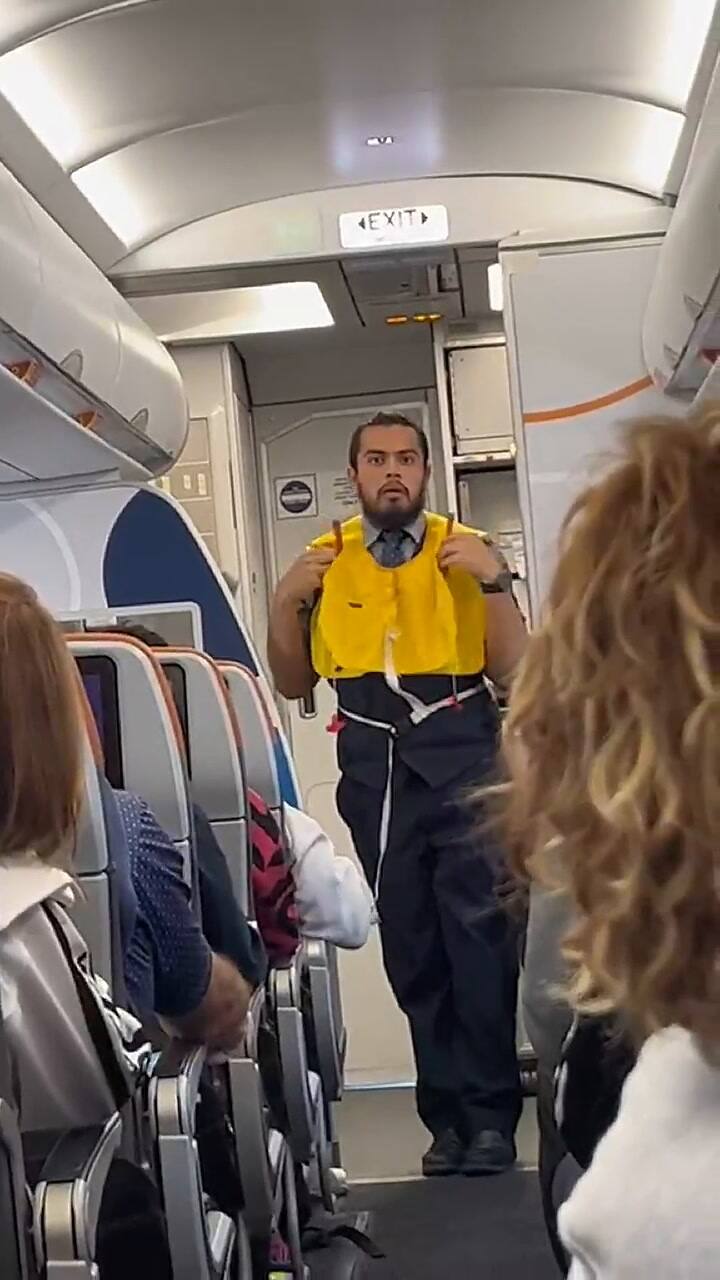 Un auxiliar de vuelo montó una coreografía teatral para explicar el uso del chaleco salvavidas