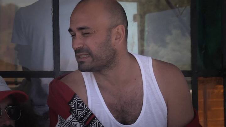 Una barbería móvil frente a la playa