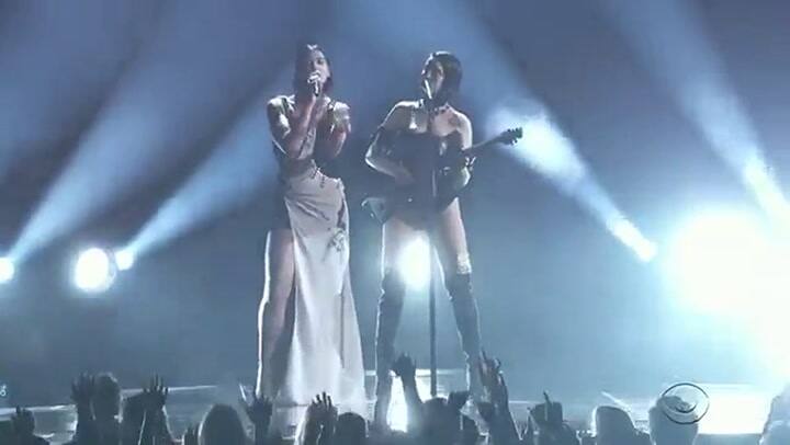 Dua Lipa interpreta One Kiss junto a St. Vincent - Fuente: YouTube