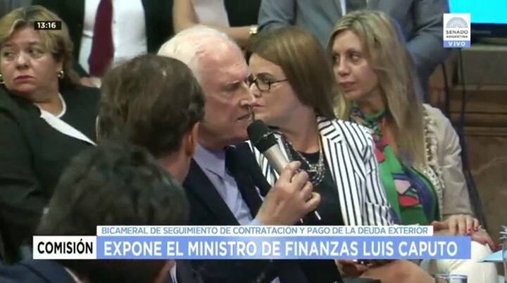 Gabriela Cerruti mostró un papel que le hizo llegar Luis Caputo