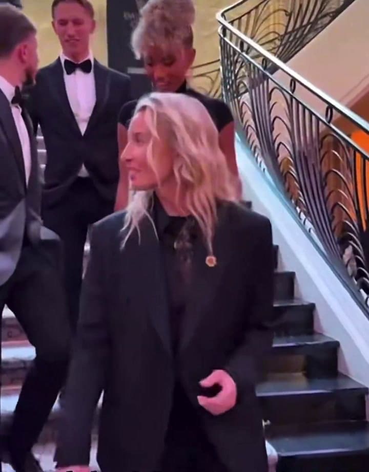 Leah Williamson y Elle Smith en la entrega del Balón de Oro 2025