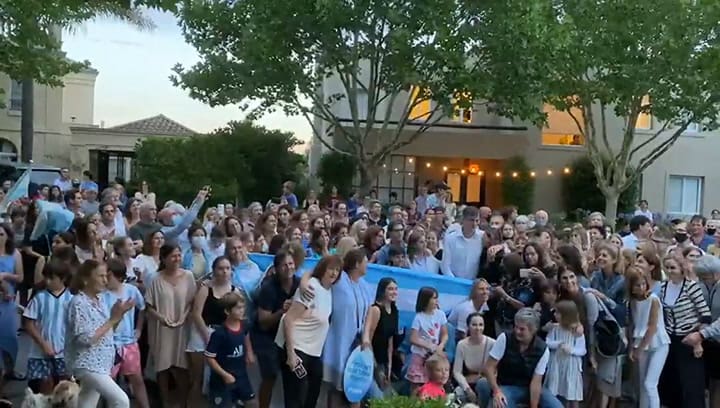 Vecinos cantan el himno en homenaje a Esteban Bullrich