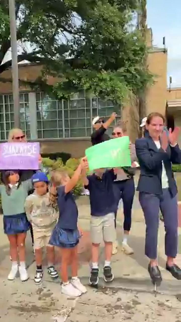 El sorpresivo regalo de una escuela de Dallas para el guardia