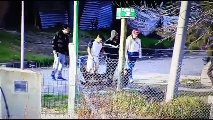 Entró a robar a una casa de Ensenada, los vecinos lo descubrieron y casi lo linchan