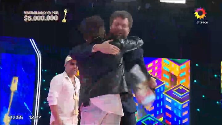 Guido Kaczka abrazo a un participante en plena emision de Los 8 escalones