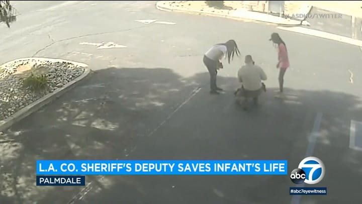 Un policía de California salva a un bebé de morir ahogado por una moneda - Fuente: ABC7