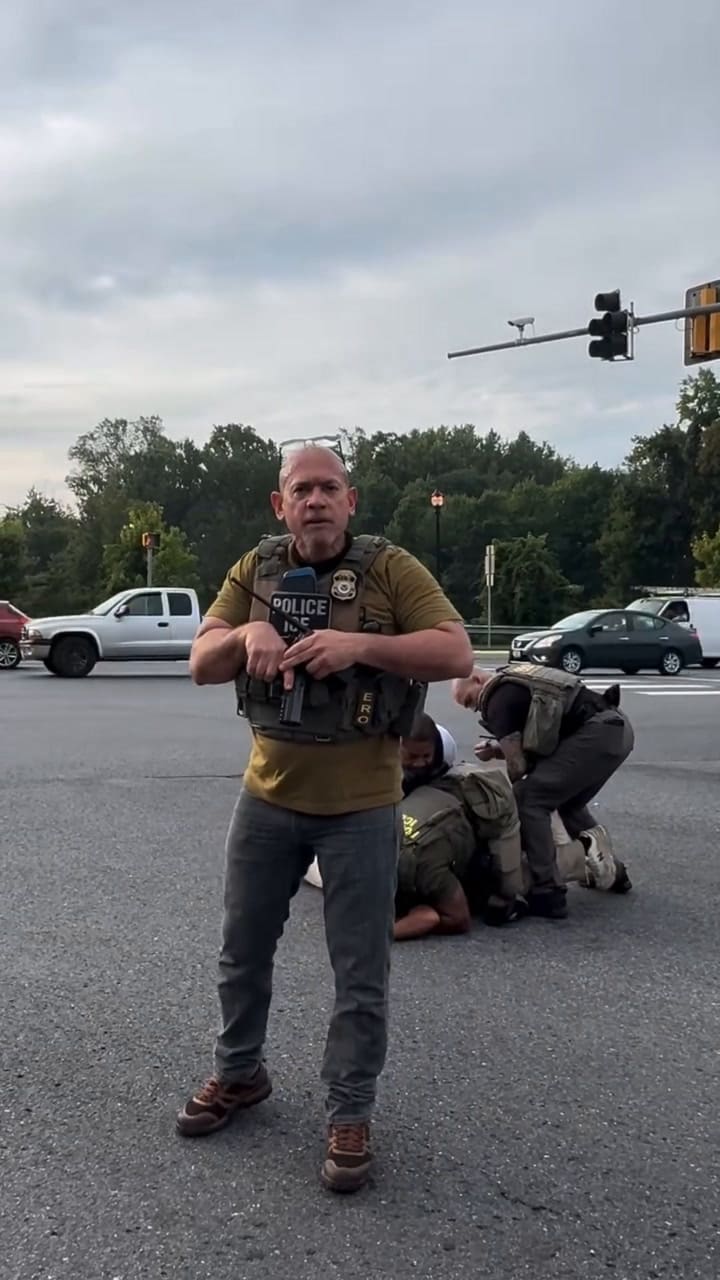 Tenso momento entre un oficial del ICE y el fotógrafo estadounidense Raphi Talisman