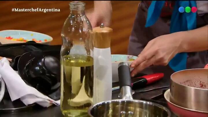 MasterChef Celebrity. El Turco estaba perdido con su plato y no paró de consultarle a Sofi Pachano -