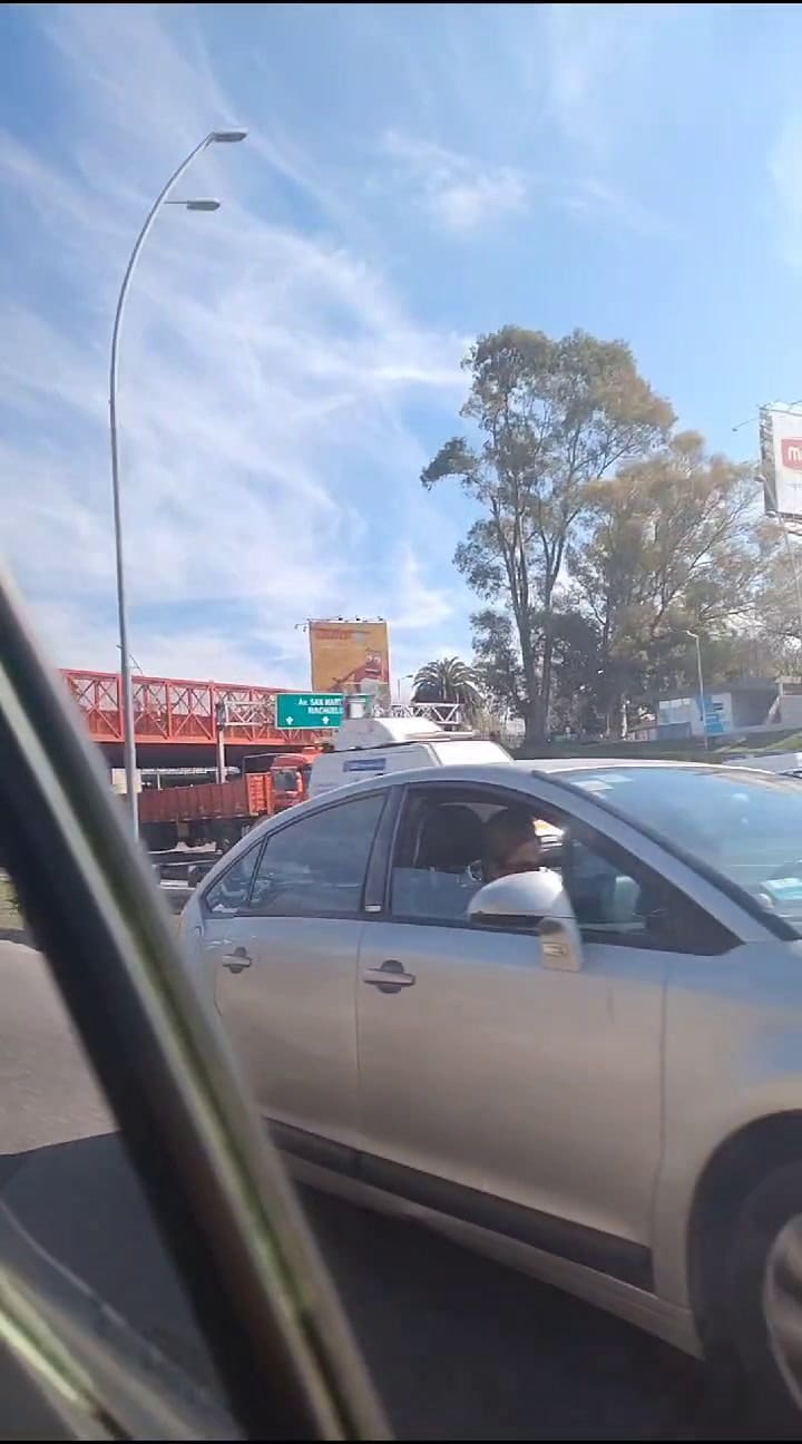 General Paz: un camión chocó contra un puente y el contenedor que llevaba cayó en la General Paz