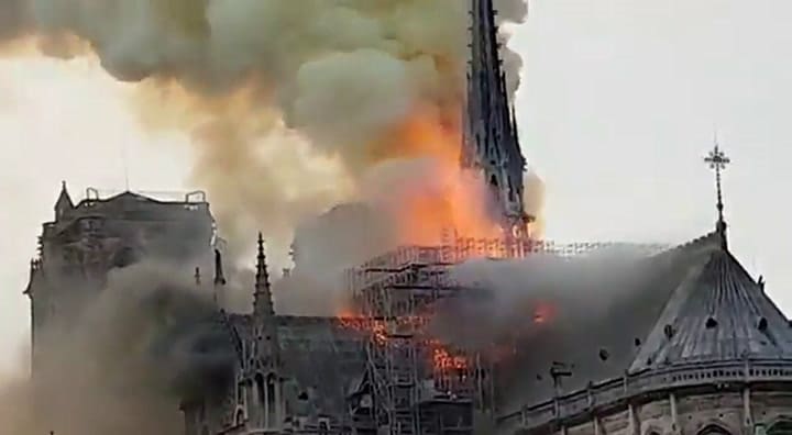 Se incendia la catedral de Notre Dame - Fuente: Twitter