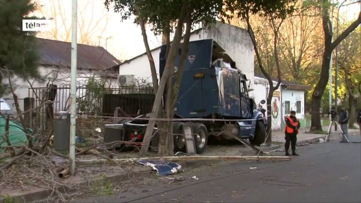 Mueren padre e hijo al ser chocado el auto en el que viajaban por un camión