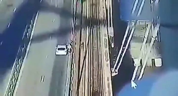 El momento en el que dos hermanos se arrojan del puente Zárate-Brazo Largo