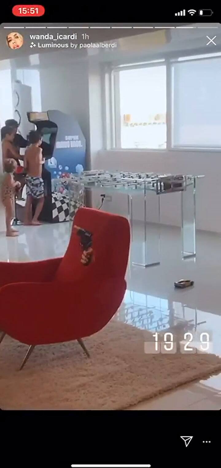 El metegol de cristal de Wanda Nara