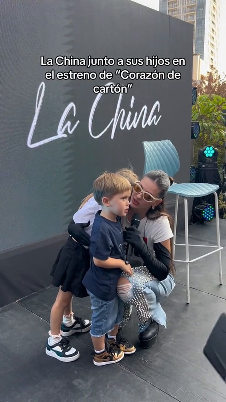 La China Suárez dio un show junto a sus hijos