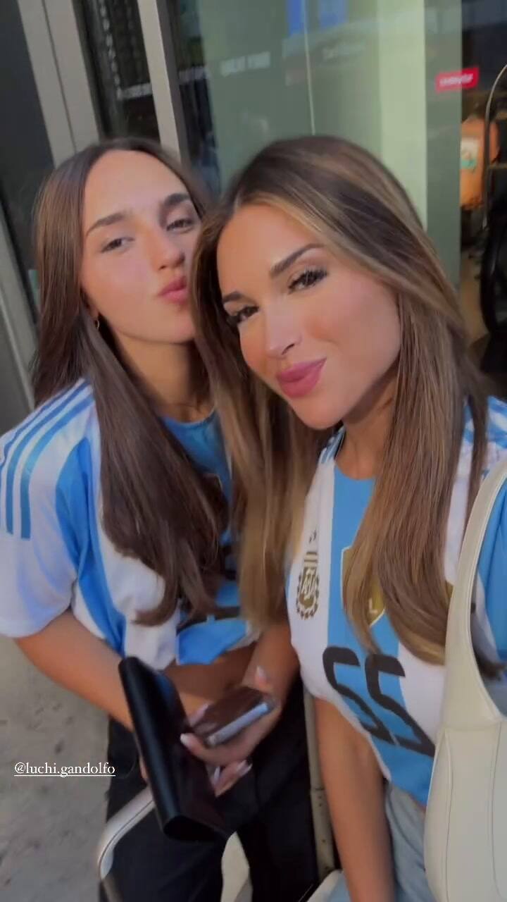 Agustina Gandolfo está presente en el partido de Argentina - Chile