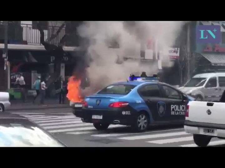 Así se incendiaba un taxi en pleno Belgrano