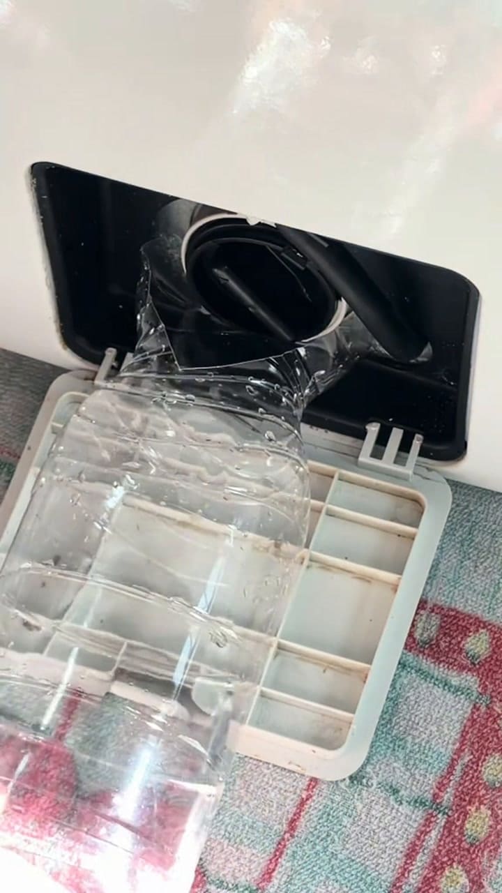 Un experto explica cómo limpiar el desagüe del lavarropas