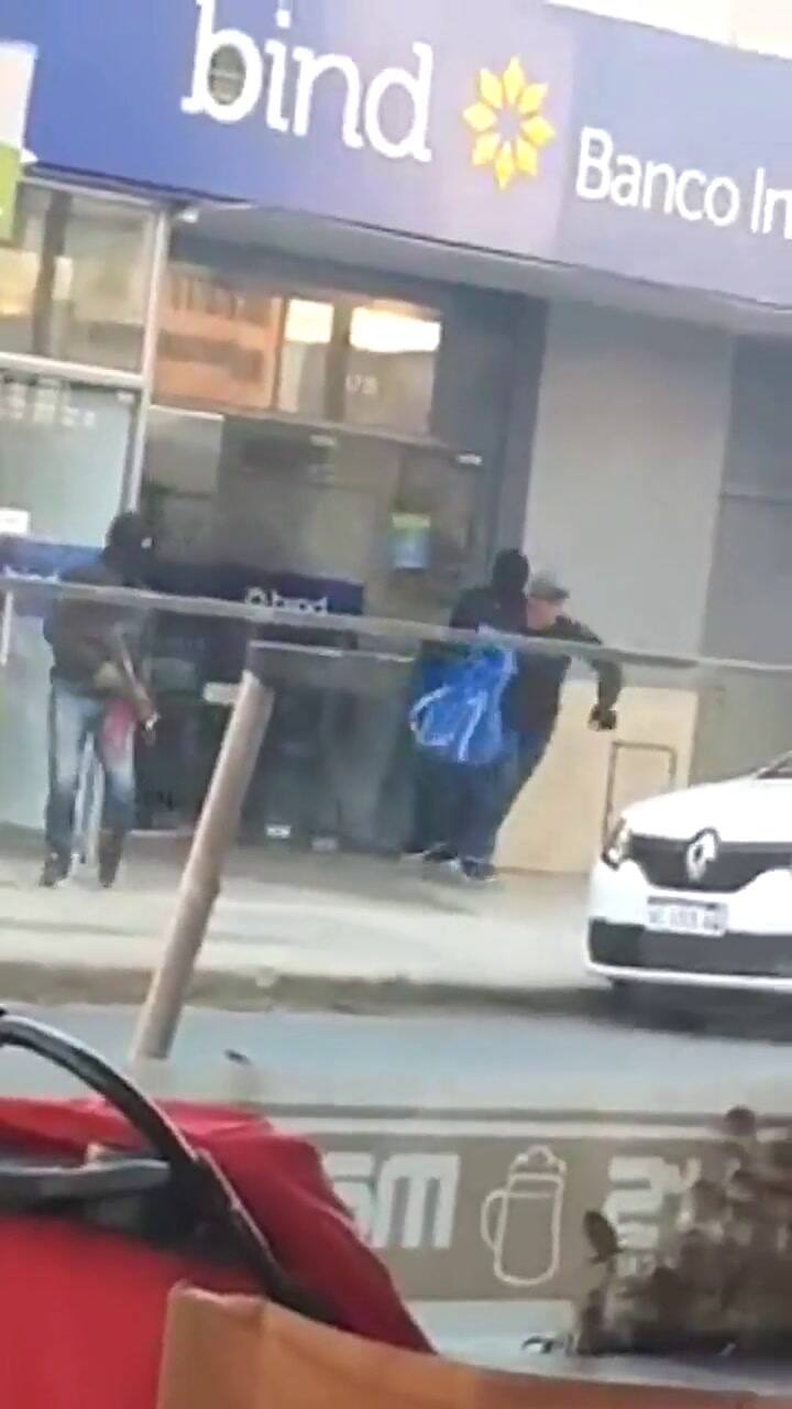 Imágenes del momento de la banda cuando se escapaba del banco con el botín