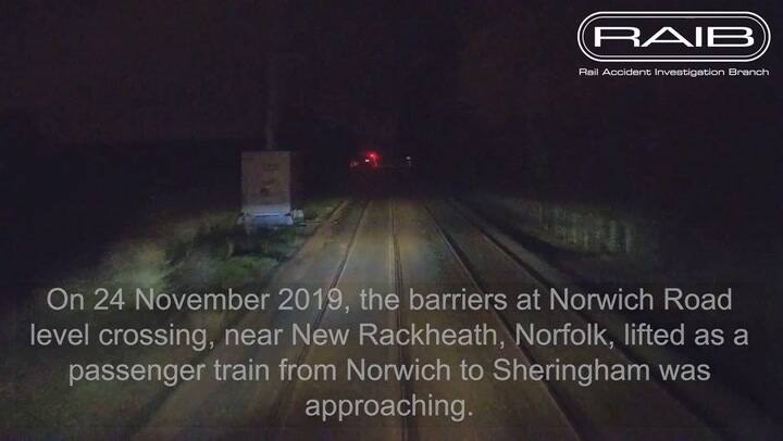 El momento en el que un tren casi choca con dos coches en un paso a nivel