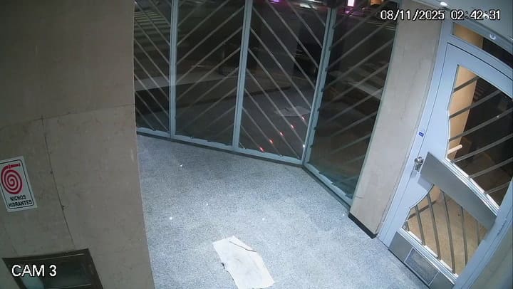 Pukul 02.42 dua duda kulit hitam lainnya masuk.