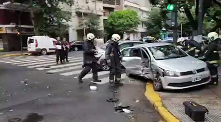 Impresionante choque de dos autos que terminaron sobre una vereda